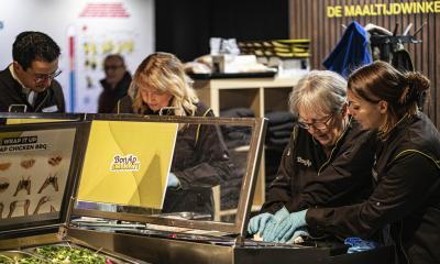 Klanten leren wrap rollen tijdens Bon'Ap smaakt!