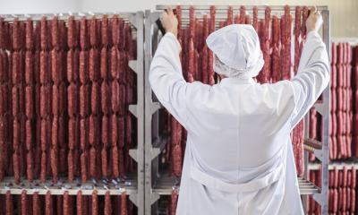Hier rijpen droge worsten