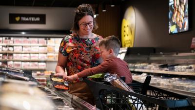 Klant met kindje in Bon'Ap-winkel