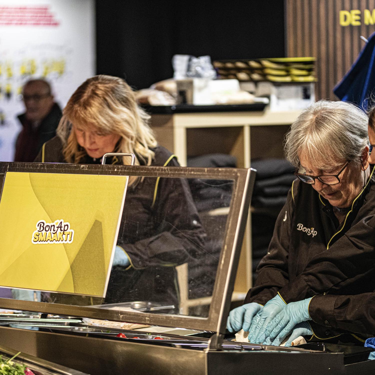 Klanten leren wrap rollen tijdens Bon'Ap smaakt!