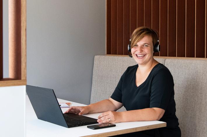 Vrouw werkt aan laptop