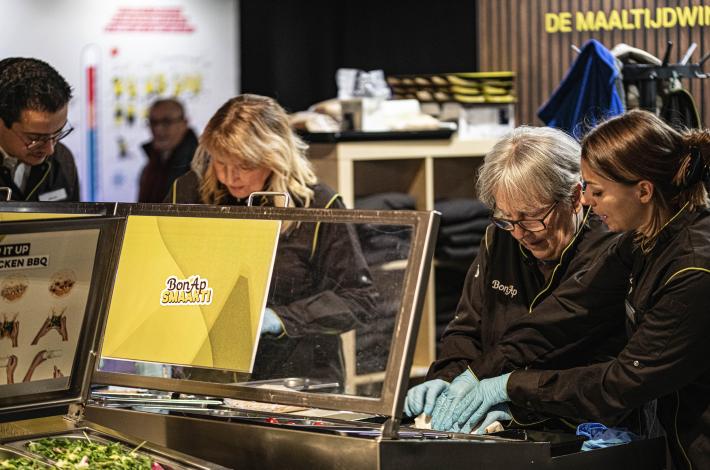 Klanten leren wrap rollen tijdens Bon'Ap smaakt!